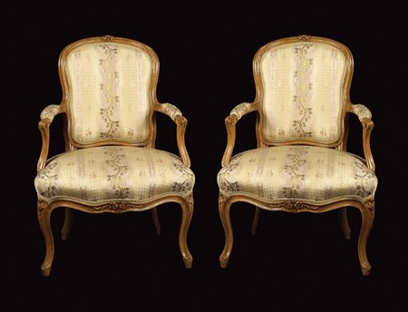 Coppia di poltrone in noce Francia, fine XIX Sec. intagliate a motivi...