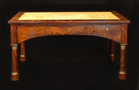 Scrivania in mogano e piuma di mogano Francia, XIX Sec. 77x142x75 cm. piano...