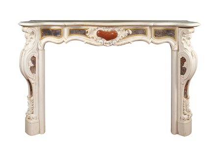 Camino in marmo bianco e marmi policromi Italia, XX Sec. 118x175x36 cm. piano...