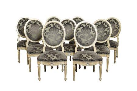 Quattordici sedie in legno laccato vecchia manifattura h. 113 cm....