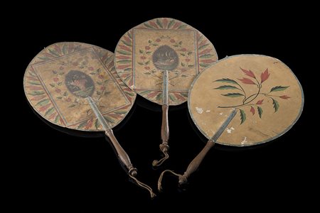 Gruppo di tre ventagli in pagine in carta dipinte a cesti fioriti e frutta...