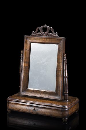 Psiche da tavolo con specchio basculante decorata da cimasa intagliata e...