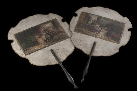 Coppia di ventagli con pagine in cartone sagomato rivestito in seta e tessuto...