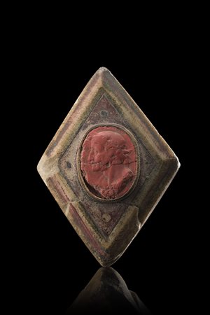 Antico cammeo raffigurante un profilo d'imperatore montato su base in marmo...