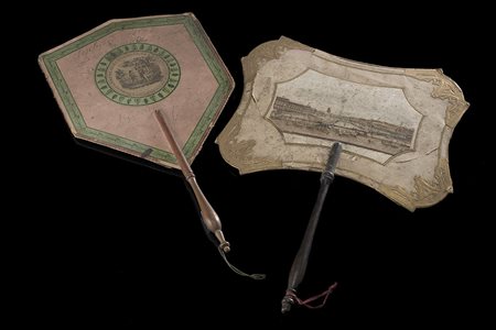 Lotto composto da due ventagli con pagine in carta decorate a scena campestre...