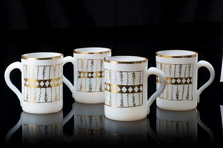 Quattro tazzine cilindriche da caffË in vetro lattimo con manici a ricciolo....