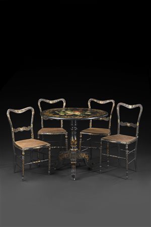 Tavolino a vela con piano di forma tonda decorato a dorature a motivi...