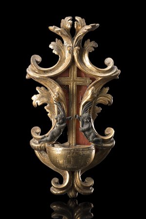 Acquasantiera in legno scolpito e dorato a volute, motivi fogliati e...