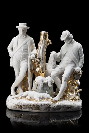 Gruppo in ceramica raffigurante cacciatori a riposo, decorato con dorature....