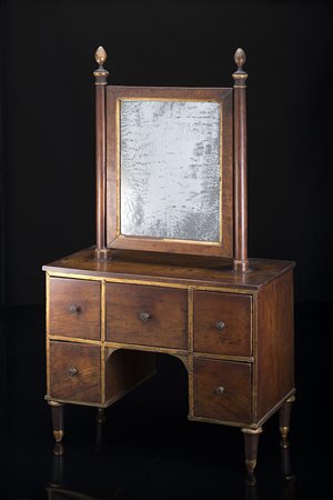 Psiche da tavolo a forma di toilette in noce con specchio basculante con...