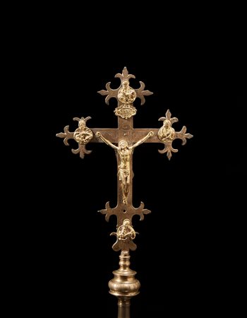 Croce astile in bronzo con puntali decorati a foglie e da fregi in bronzo...