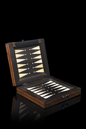 Gioco da viaggio in legno ebanizzato e intarsiato in avorio a scacchiera,...
