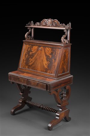 Mobile scrittoio da centro lastronato in mogano e piuma di mogano. Parte...