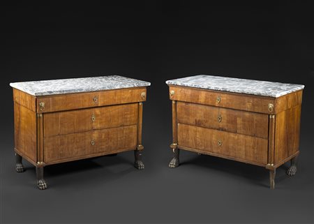 Coppia di comÚ lastronati in ciliegio a due cassetti e mezzo con montanti a...