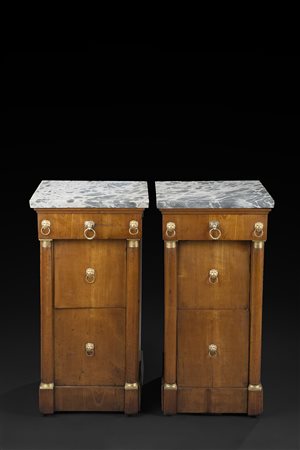 Coppia di comodini lastronati in ciliegio a un cassetto nella fascia, antina...