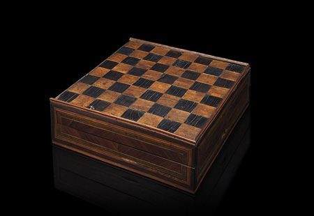 Scatola da gioco lastronata in bois de rose e legni vari intarsiata sul...