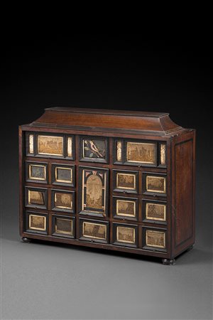 Monetiere a undici cassetti decorati con inserti in pietra paesina entro...