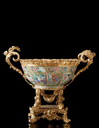 Alzata biansata in bronzo dorato e cesellato a grappoli d'uva, foglie e...