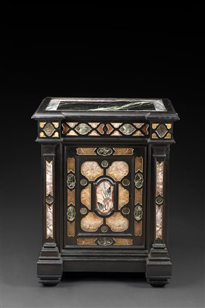 Credenza in legno ebanizzato ad un'anta e un cassetto intarsiato in commesso...