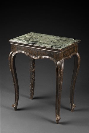 Tavolino da centro in legno laccato a fondo nero decorato a dorature e...