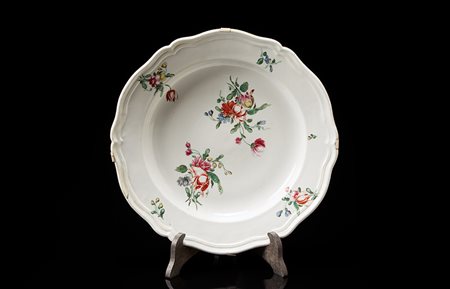 Piatto polilobato in porcellana con decorazione policroma a mazzetti sparsi...