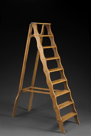 Scala pieghevole a otto piedini con montanti e crociera sagomati. Fine sec....