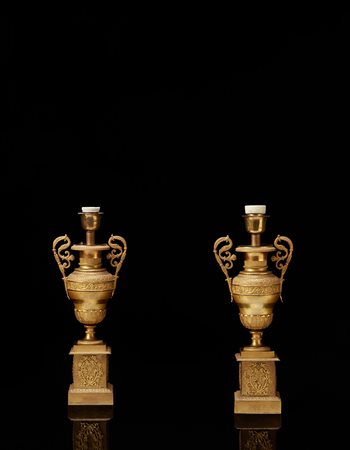 Coppia di vasi biansati in bronzo, cesellati a motivi geometrici e grappoli...