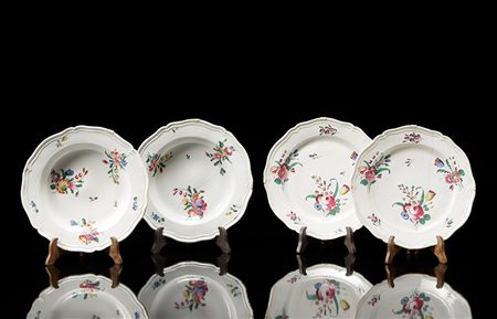 Due piatti piani e due fondine in porcellana policroma di forma polilobata....