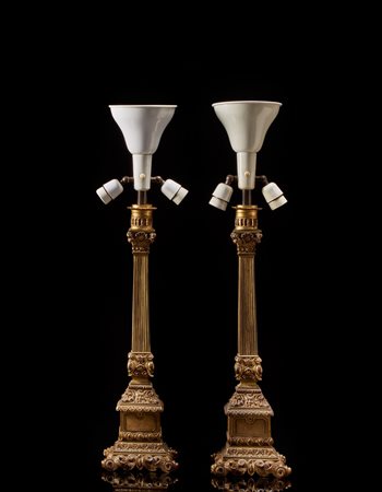 Coppia di candelieri in bronzo di forma classica con fusto a colonna...