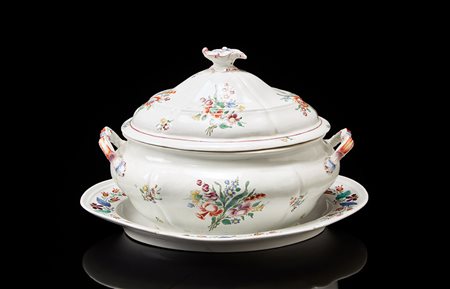 Zuppiera costolata con coperchio in porcellana. Decorazione policroma a...