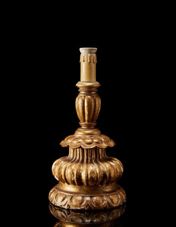 Candeliere in legno intagliato e dorato e decorato a bugnatura e motivi...