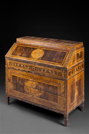 Ribalta lastronata in legni vari. Anta, fronte e fianchi intarsiati a figure...