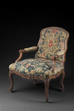 Poltrona in legno con schienale e braccioli sagomati e intagliati a foglie e...