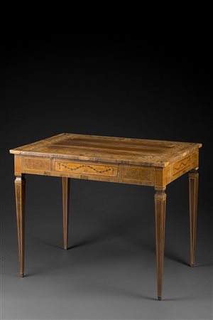 Tavolo da centro lastronato, radicato e filettato in legni vari, con piano...