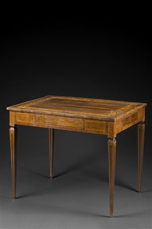 Tavolo da centro lastronato e filettato in legni vari, con piano intarsiato a...