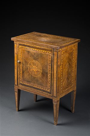 Comodino ad un'anta con piano, fronte e fianchi intarsiati e filettati in...
