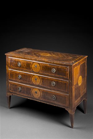 ComÚ in noce e radica a tre cassetti con fronte, fianchi e piano intarsiati...