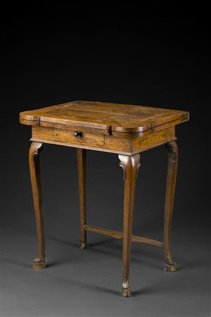 Tavolo da gioco in noce con piano apribile sagomato e radicato. Cassetto...