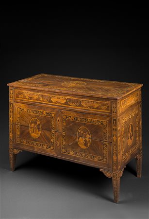 ComÚ in noce lastronato in legni vari. Piano intarsiato con rosone a forma di...