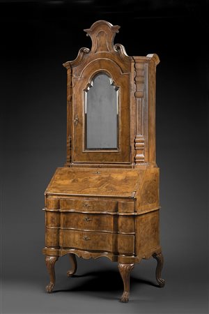 Mobile a due corpi, parte superiore con cimasa sagomata in noce e legni vari,...