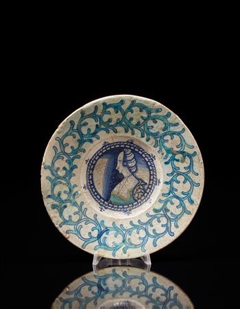 Piccolo piatto in maiolica policroma a larga tesa con decoro a ghirlanda...
