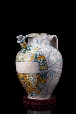 Versatoio farmaceutico in maiolica policroma decorato sul davanti con grande...