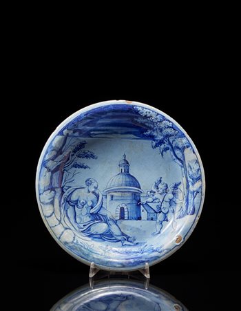 Grande bacile in maiolica in monocromia blu su smalto berettino e rialzi in...