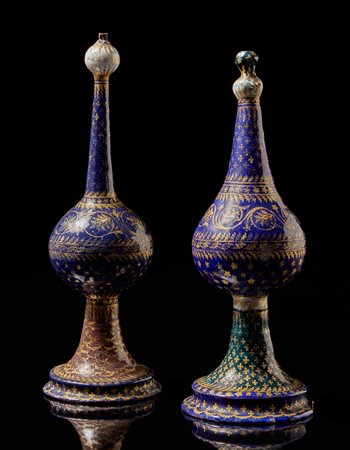 Manifattura veneziana sec. XVI. Due puntali in rame smaltato a fondo blu...