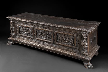 Cassapanca in noce con fronte intagliato a riserve rettangolari con figure in...