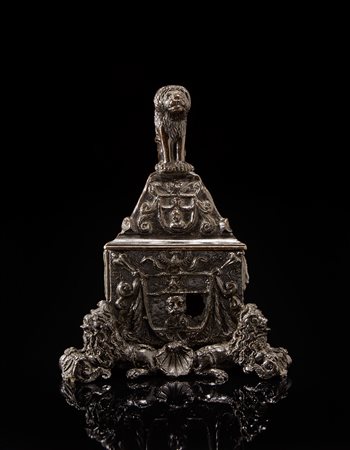 Arte veneta inizio sec. XVII. Calamaio di forma triangolare in bronzo....