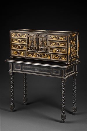 Stipo in legno ebanizzato e laccato a chinoiserie, sul fronte nove tiretti e...