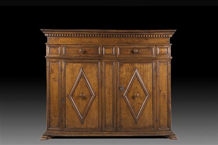 Credenza in noce con piano apribile celante vano, fascia dentellata. Fronte a...