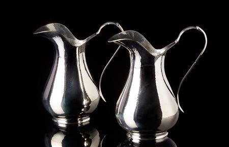 Coppia di brocche in argento con corpo a balaustro martellato e manico ad...