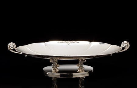 Alzata in argento di forma ovale sorretta da quattro piedi in figura di...